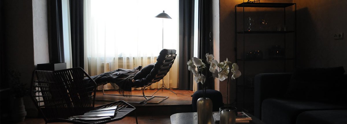 eine mystisch-moody Atmosphäre in einem mit Designermöbeln hochwertig gestalteten Erkerzimmer